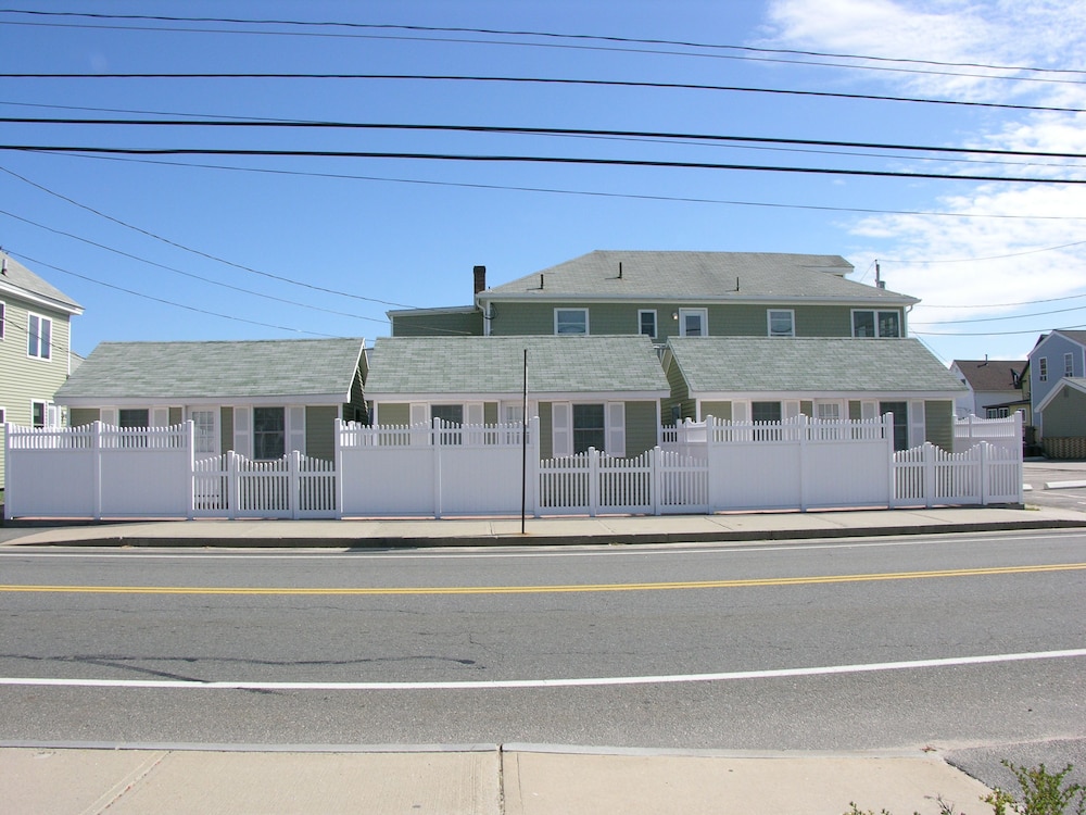Moontide Motel Cabins & Apartments