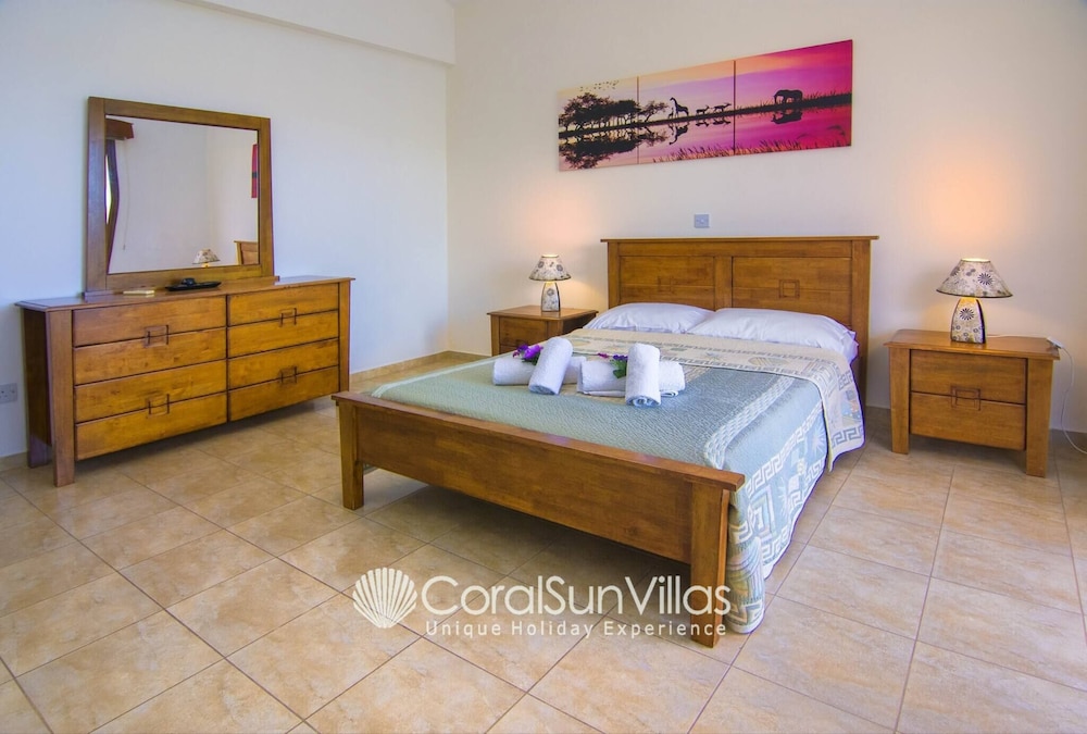 Family Villa Short Walk To Coral Bay Strip 5 Min and Pub, Shops etc