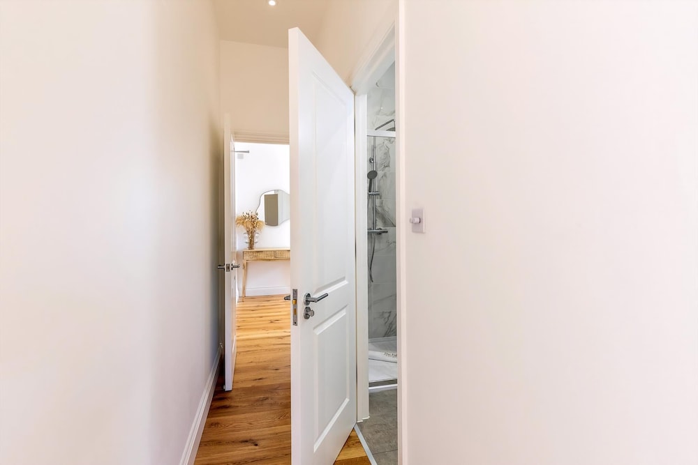 Bright & Elegant Chelsea Getaway: Private Balcony!
