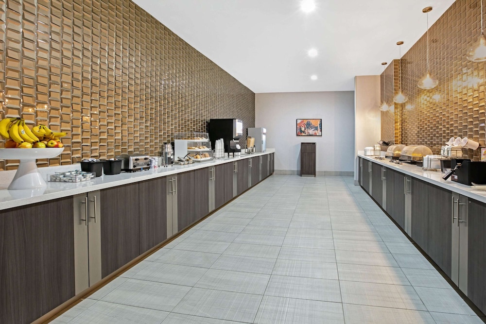 La Quinta Inn  Suites by Wyndham DFW West-Glade Parks - Property Image 7