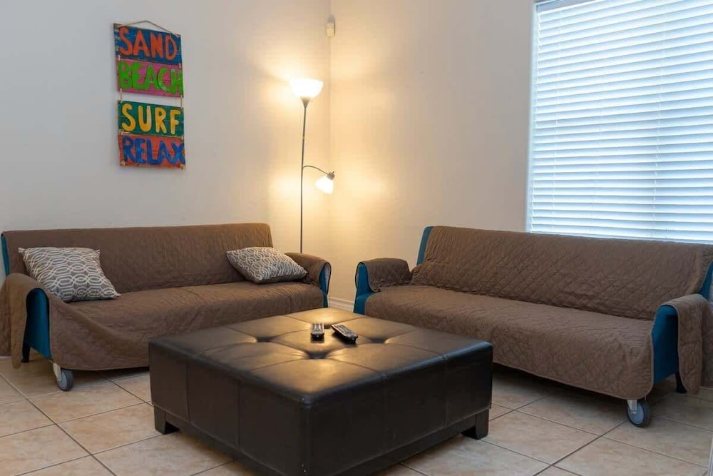 Open & Modern Pool #b Walk To Beach 2 Bedroom Condo