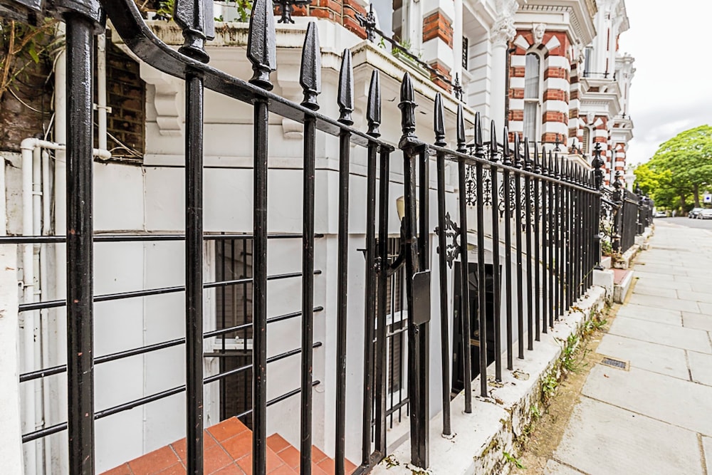 Charming Kensington Apartment