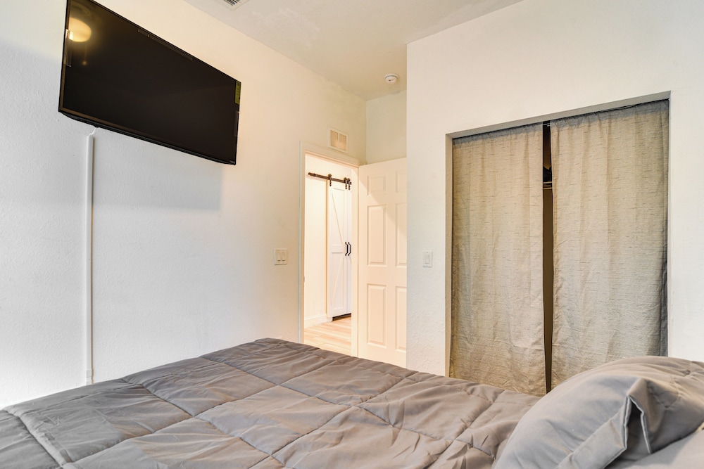 Close to Attractions: Tampa Retreat w/ Yard!