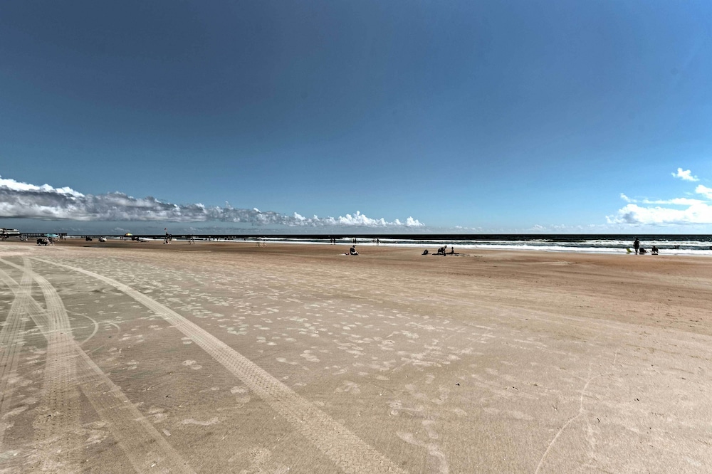 Oceanfront Resort-style Getaway - Walk to Beach! view 5
