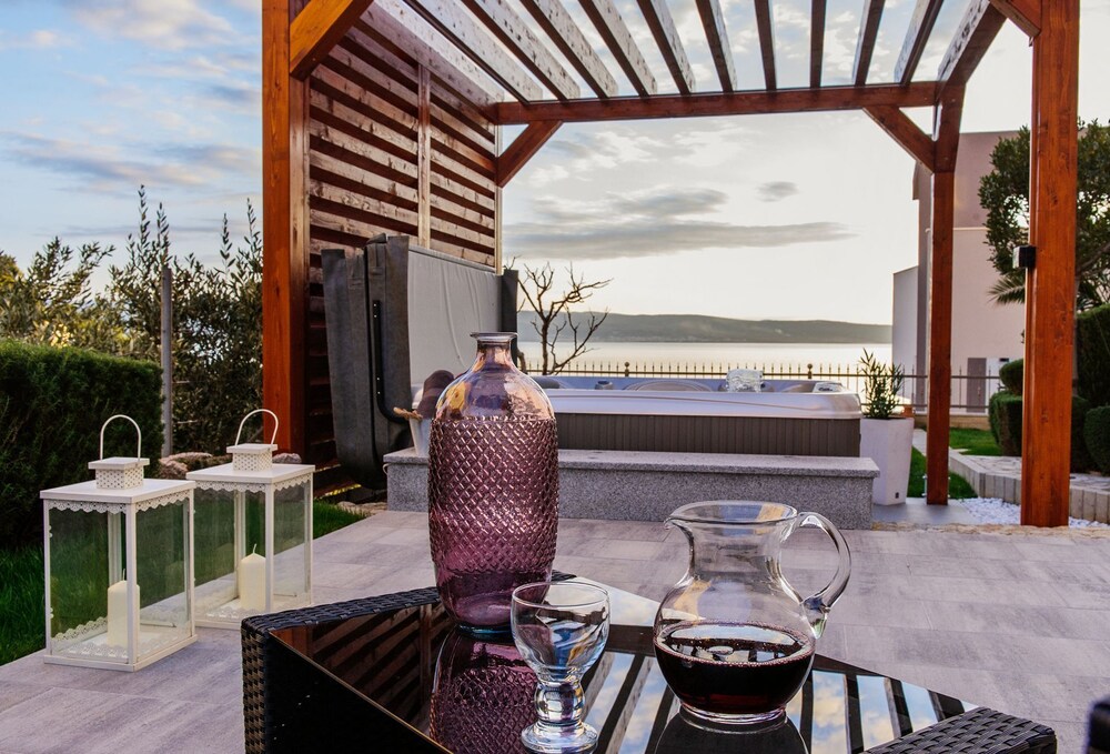 Anka - With Open Jacuzzi - R3