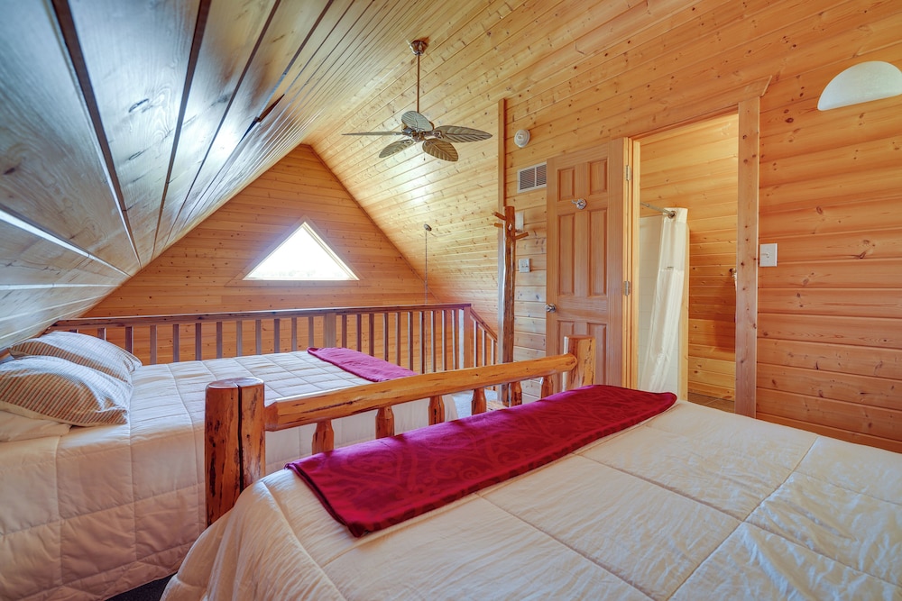 Lakefront Columbia Cabin w/ Porch & Shared Dock view 3