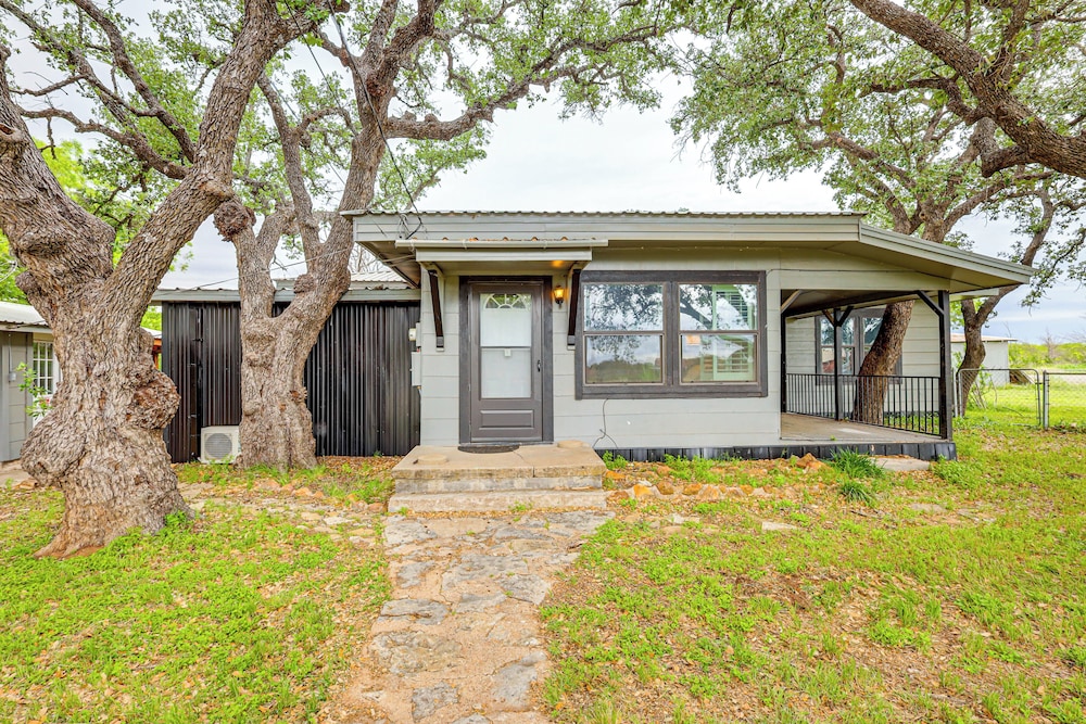 Deck, Hot Tub & Lake View: Brownwood Home!