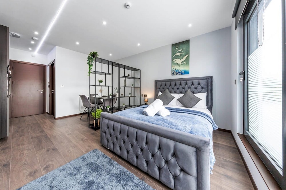 Serviced Modern Luxury Flat Near Central London