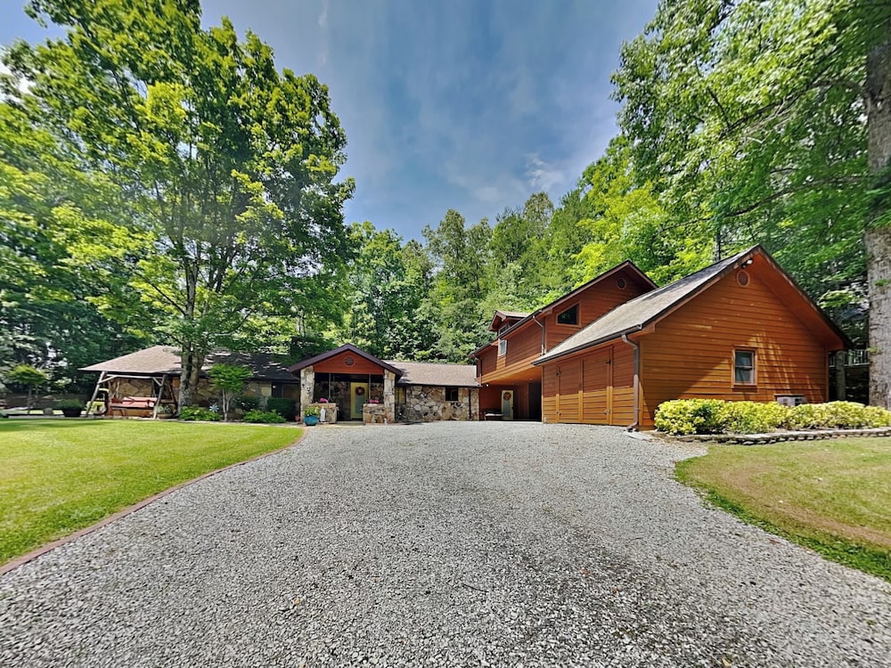 Gatlinburg's Hidden Gem by Jackson Mountain Rentals