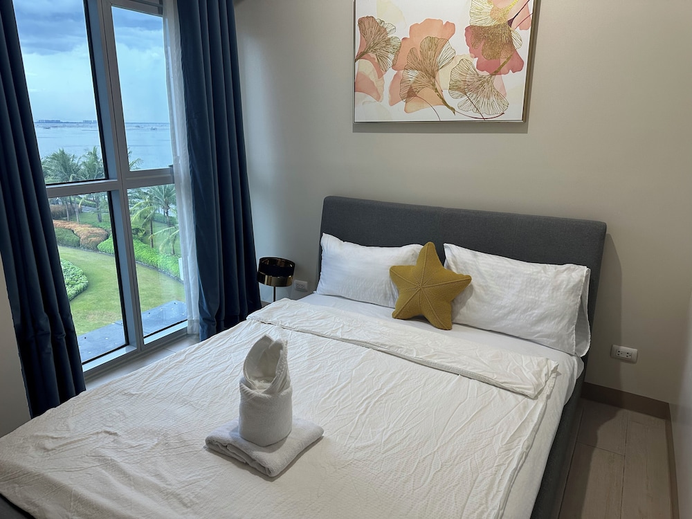 Luxury Penthouse & High-Floor Hotel near City of Dreams, Airport, Okada, and Solaire Casino