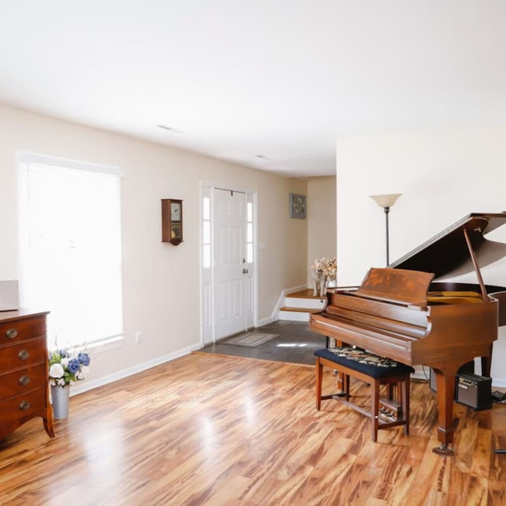 Dog Lover s Haven - Room in the Heart of Hampton view 3