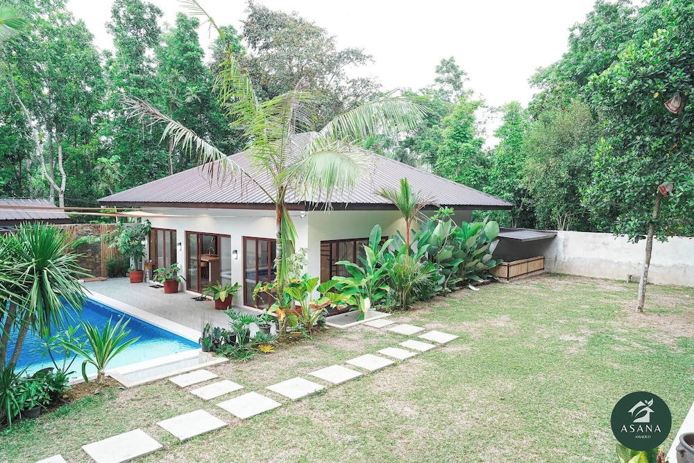Modern Tropical 2BR Villa & Pool Retreat in Amadeo
