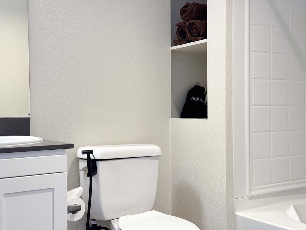 Stylish Getaway W Pool GYM Parking 10 Min to Cedar