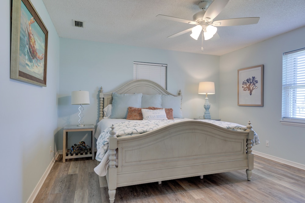 1 Block to Gulf: Dauphin Island Retreat w/ Views