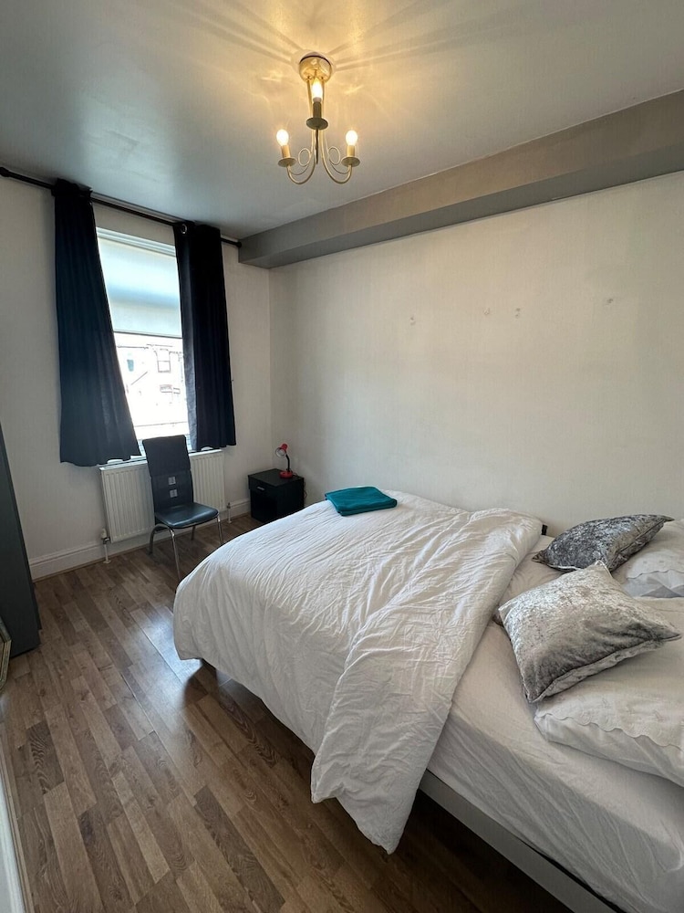 4 Bed House - Sleeps 10 - Garden - Parking - Wifi
