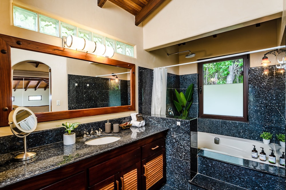 Luxury Villa Hot Tub Ocean Views Fully Staffed