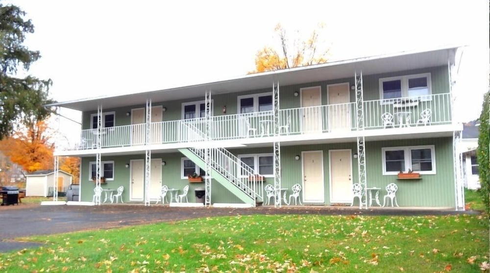 Moore's Motel - Property Image 1