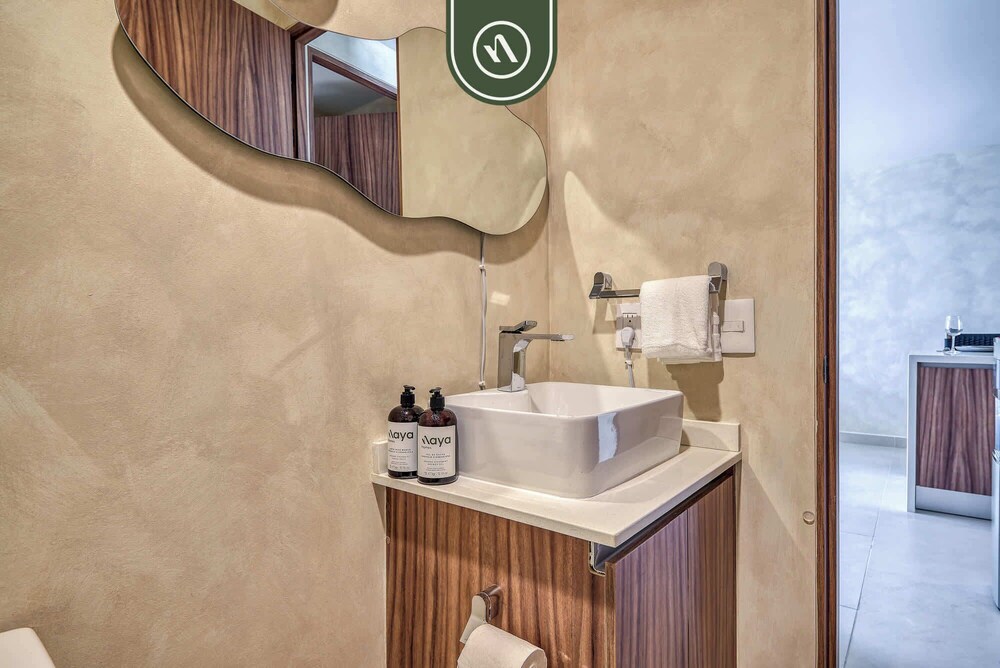 Luxury 2 BR Condo Near Beaches - Pools - Gym