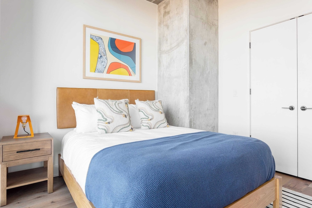 Sleeps 16 Brand New Austin High Rise w/ Rooftop Pool, Gym, Yoga Studio & More!