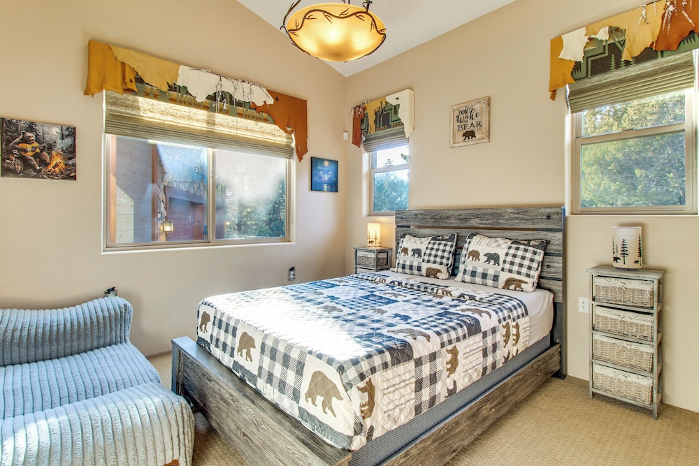 Close to Fool Hollow Lake! Show Low Cabin Getaway