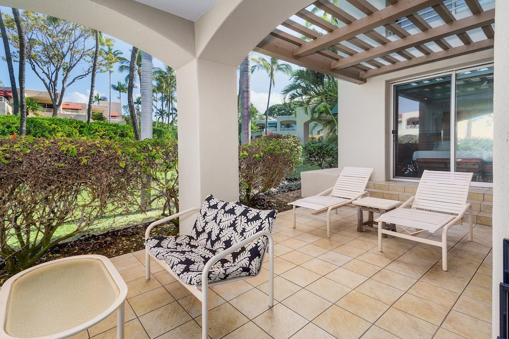 Tropical Paradise in Luxurious 1br, 2ba Ground Floor Unit, Garden View, Palms 801