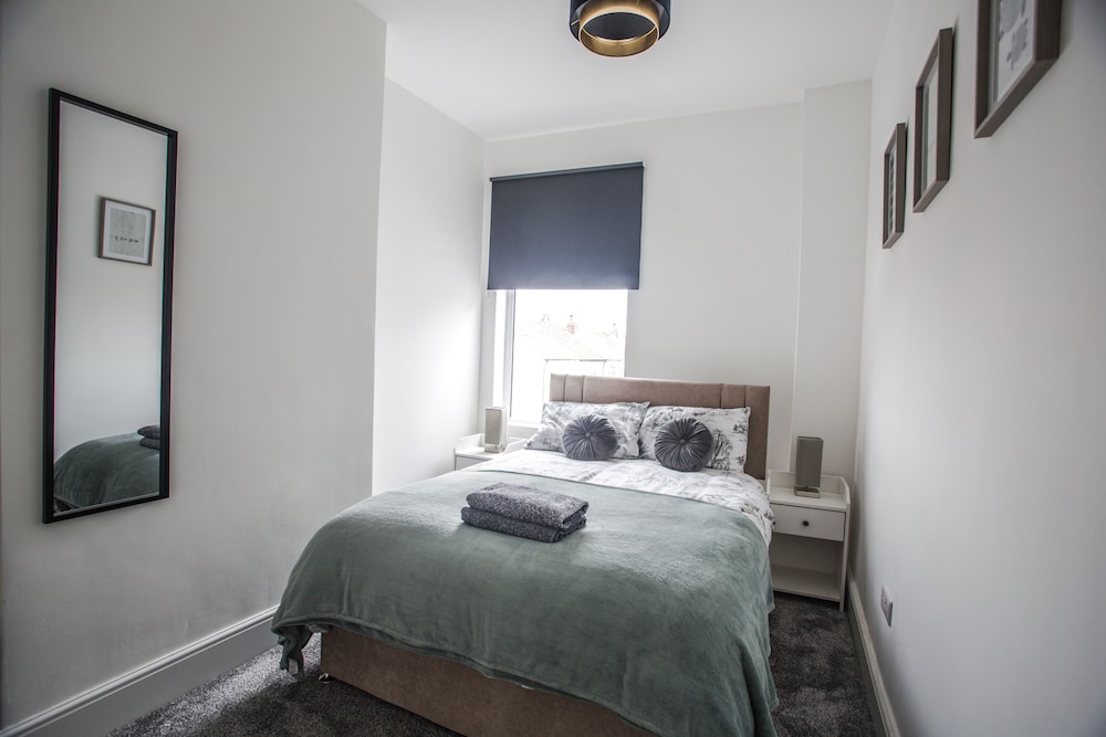 Short Stay Bristol - Ralph Apartment view 4