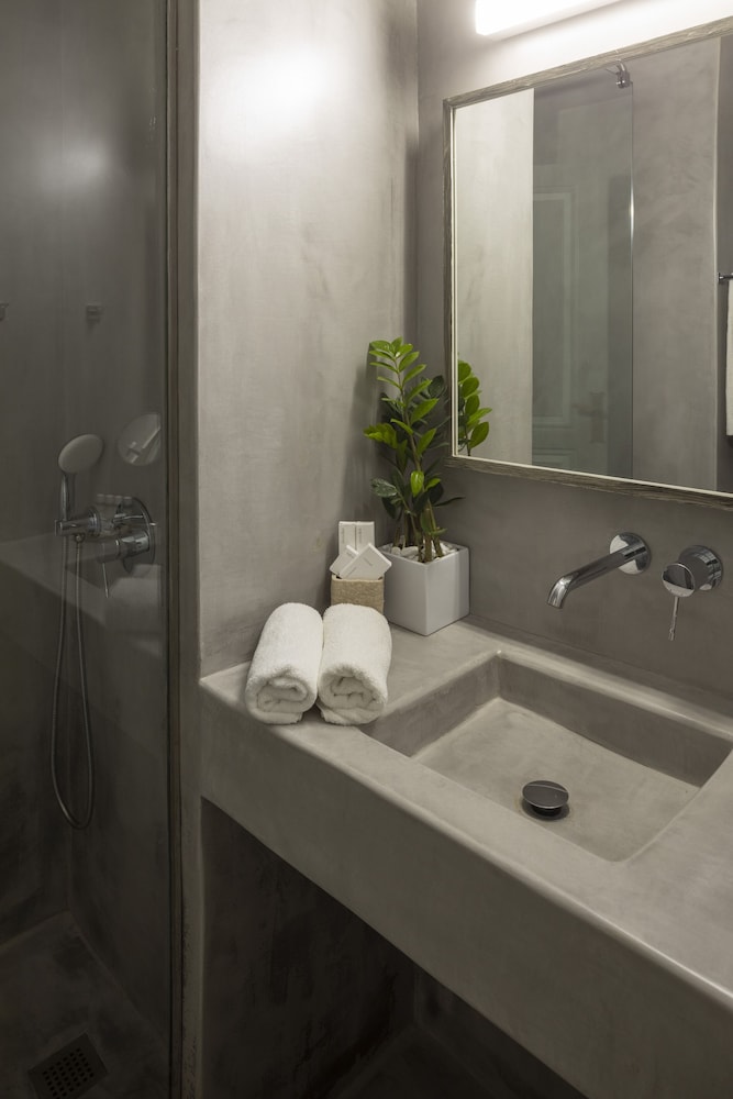 Budget Hotels that Have Good Ratings and Reviews in Greek Islands