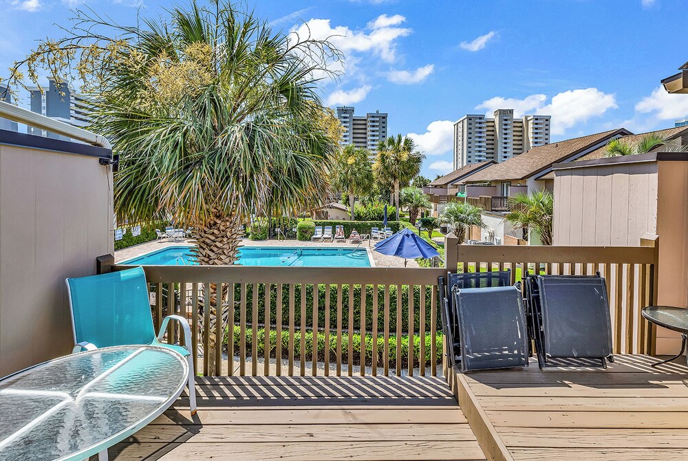 650 Feet to the Beach! Arcadian Shores Townhome