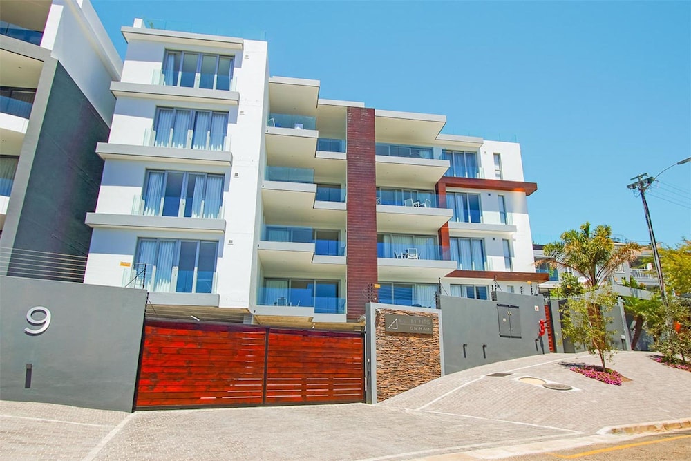Bright 2bed in Sea Point w Sea Views Helio Haven