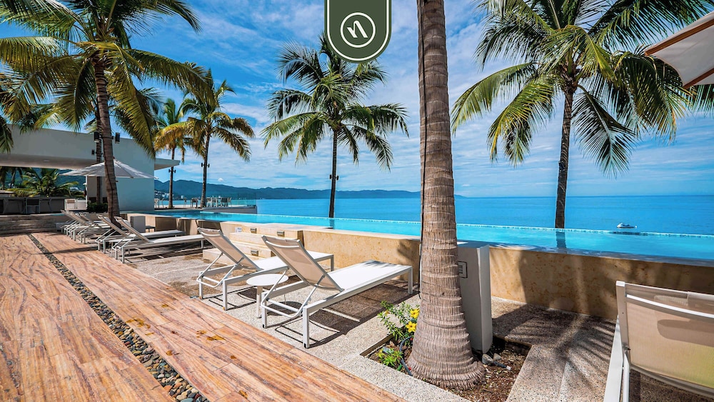 Elegant 1 BR Condo - Beachfront - Pools - King