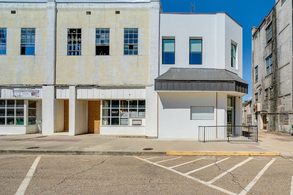 Upscale Texarkana Townhome, Walk to Downtown! view 3