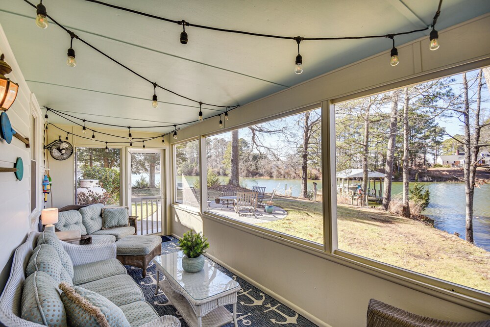 Dine Al Fresco: Reedville Home w/ Dock