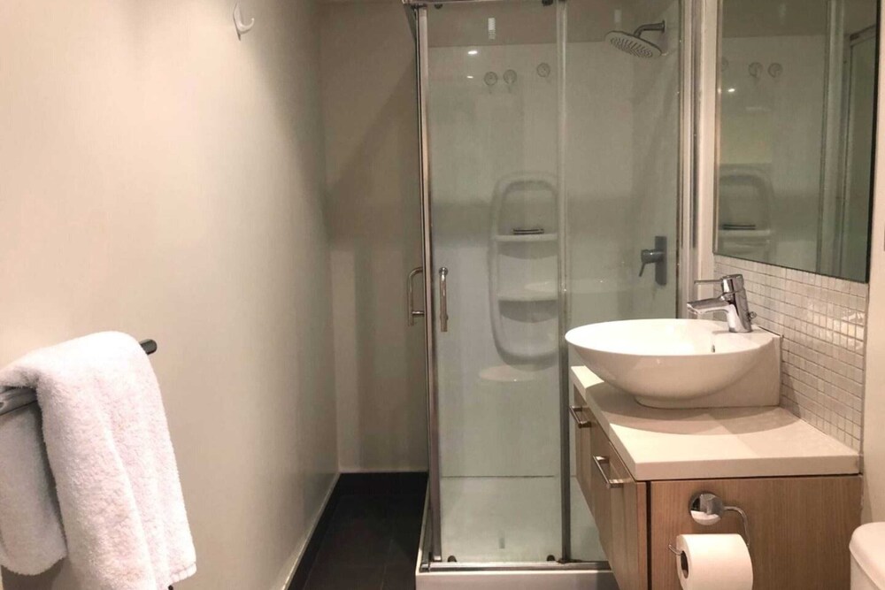 Modern 3 Bedroom Apartment in Auckland view 5