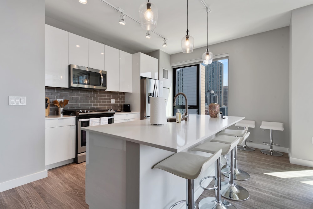 River North 2BR High Ceilings Comfort