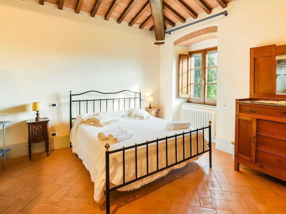 Villa With Private Pool, Near Cortona, 3 Apartments view 2