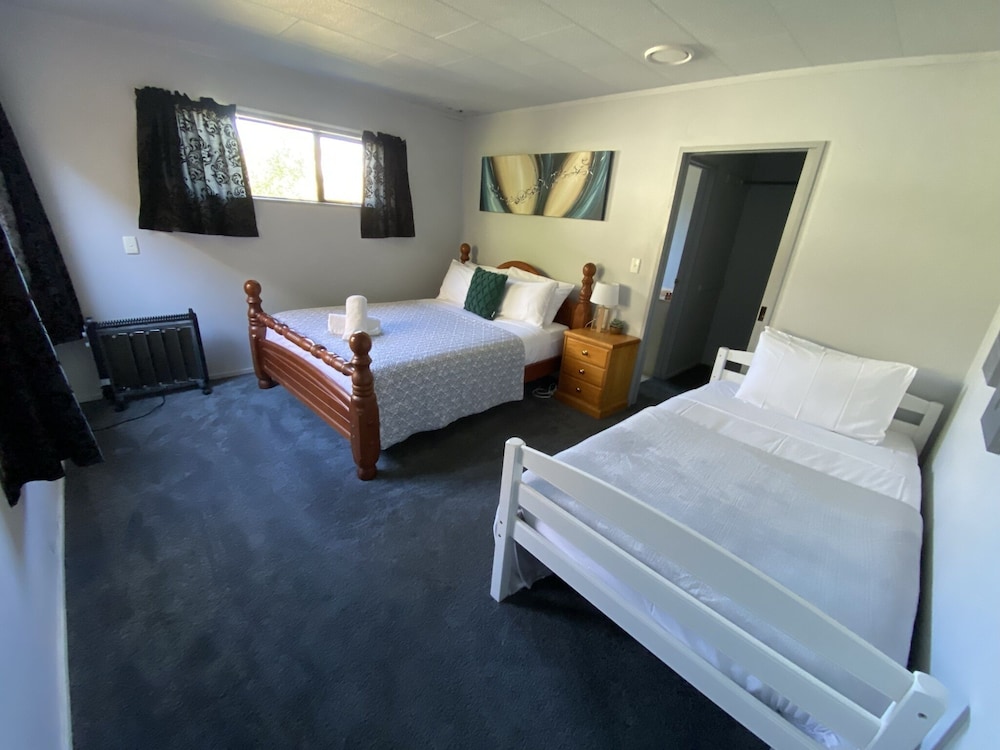 Motuoapa Bay Chalets view 5