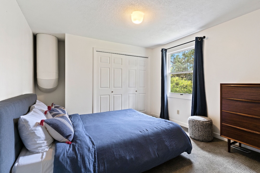 Serenity On 6th 30 Day Minimum 4 Bedroom Home by RedAwning