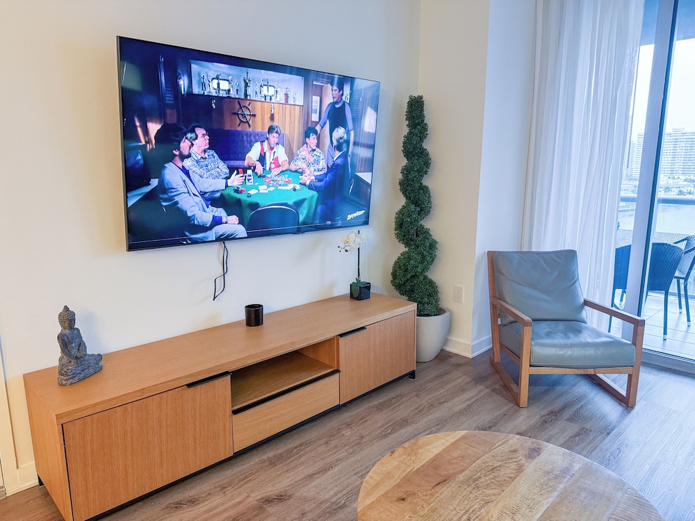 Modern Beachwalk Apt 805
