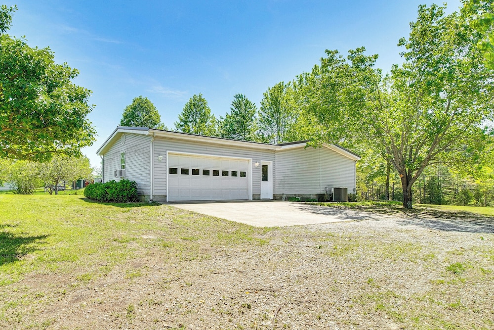 4 Mi to Norfork Lake: Country Stay w/ Farm Views!