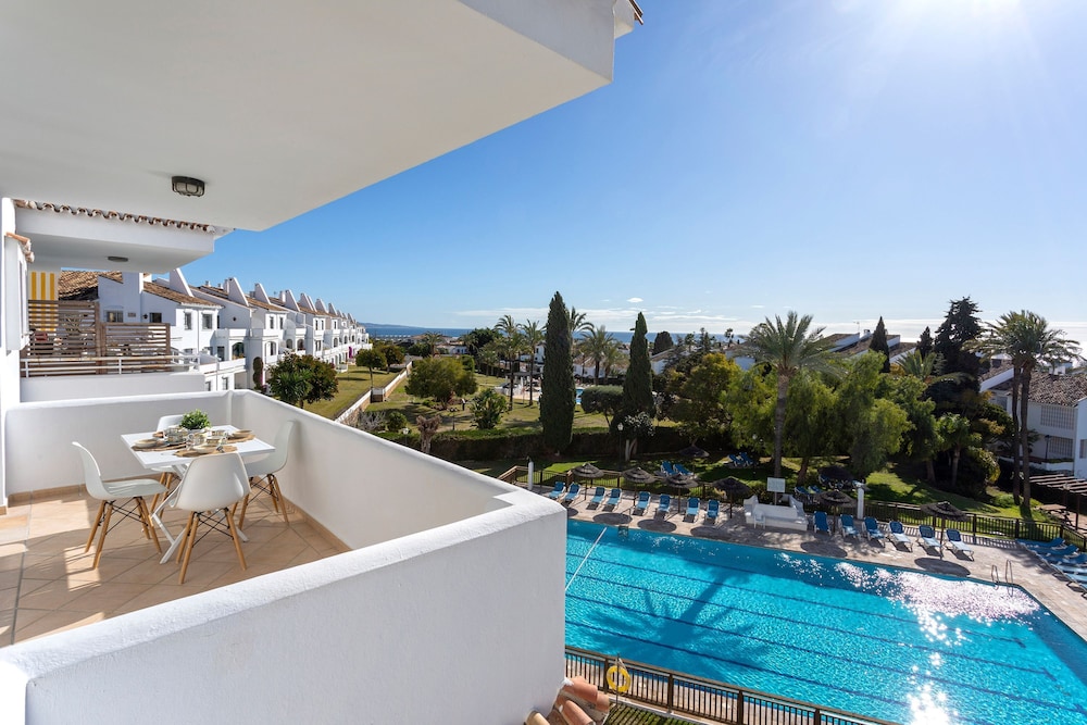 Exclusive 2BD Apartment With Private Terrace in Marbella Royal Gardens