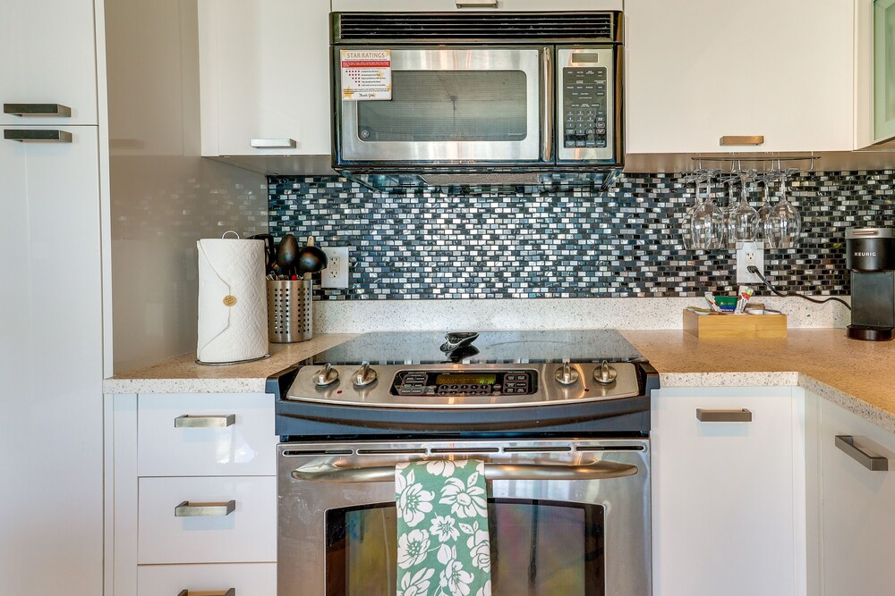 Luxe Downtown Miami Apt: Balcony, Pools, City View