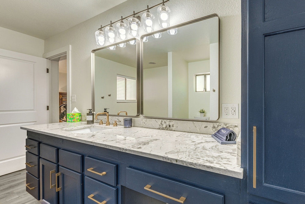 1 Mi to Grindstone Lake: Modern Ruidoso Retreat!