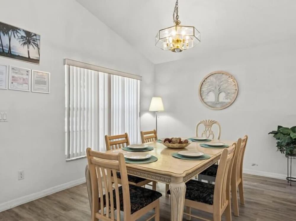 Sunny Private Pool & Spa & Fenced Yard. Nr Parks