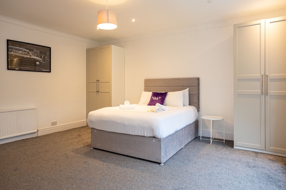 Pillo Rooms - 4BR House near Heaton Park view 2