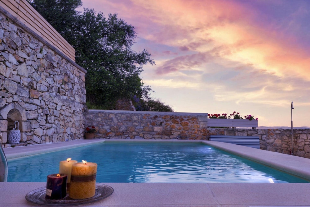 Cozy Holiday Home With Pool and Whirlpool in Maheri