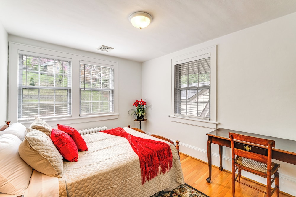 1 Mi to Dtwn Roanoke: Home w/ Yard & Mtn View!