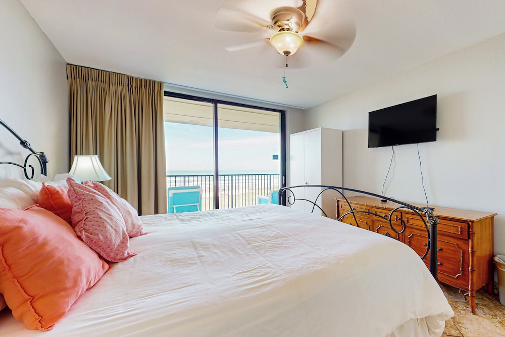 3BR Beachfront Condo w/ Pools & Balcony