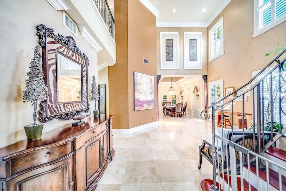 5 Bedroom Luxury Home, Minutes to Las Olas, Shops & Beach