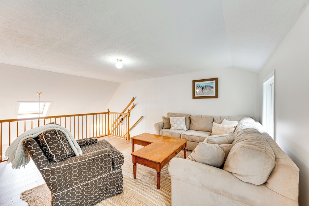 Condo w/ Deck & Grill < 5 Miles to Loon Mountain!
