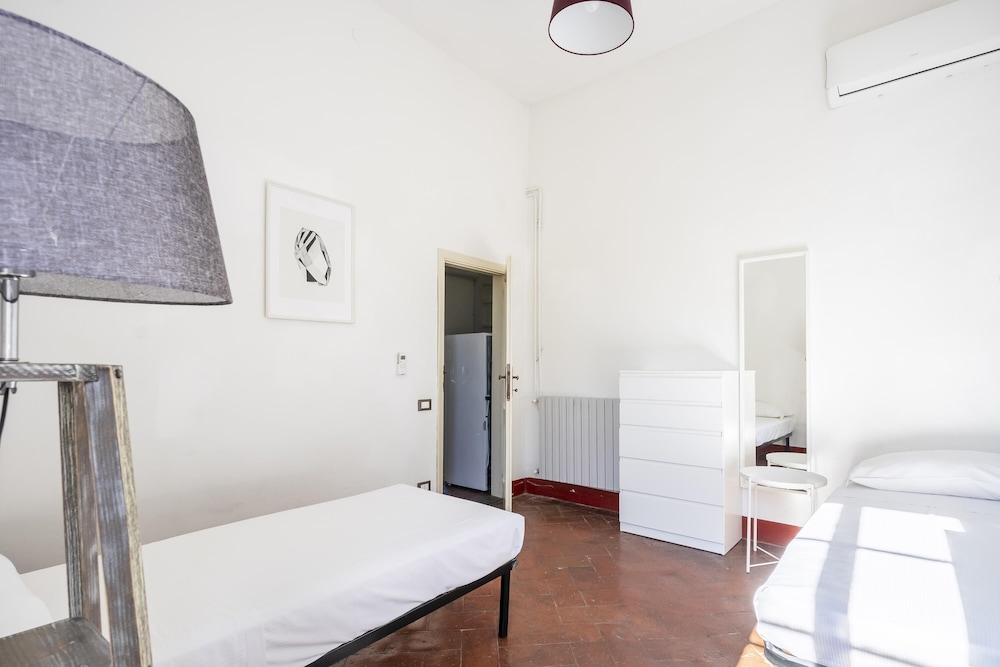 Cerchi 3 in Firenze With 2 Bedrooms and 1 Bathrooms